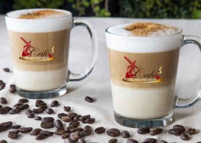 capuchinos y granos de cafe cafeteria el molino rojo
